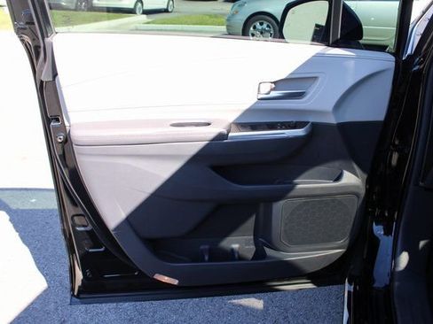 Used 2024 Toyota Sienna XLE image 10