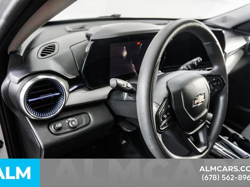 Used 2025 Chevrolet Trax LT FWD image 29