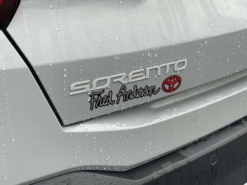 Used 2025 Kia Sorento S image 11