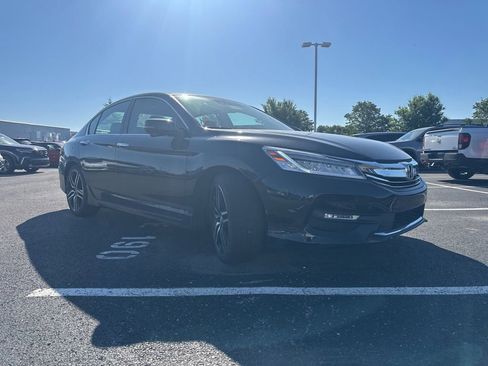Used 2017 Honda Accord Touring image 14