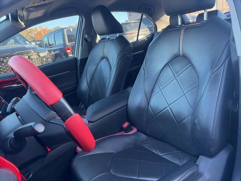 Used 2019 Toyota Camry SE image 12