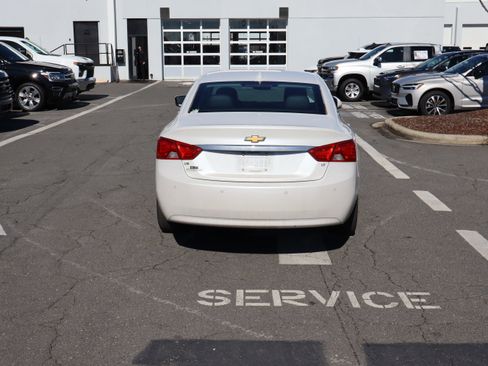 Used 2017 Chevrolet Impala LT w/ Convenience Package image 9