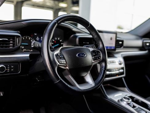 Used 2021 Ford Explorer XLT image 11