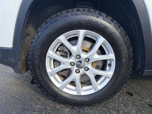 Used 2015 Jeep Cherokee Latitude AWD/4WD image 29