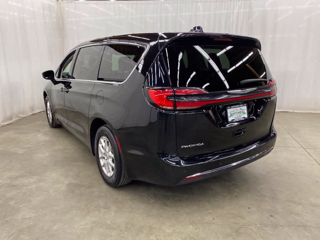 Used 2024 Chrysler Pacifica Touring-L FWD image 4