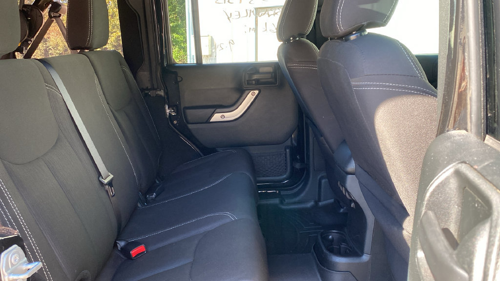 Used 2018 Jeep Wrangler Unlimited Sahara w/ Connectivity Group AWD/4WD image 13