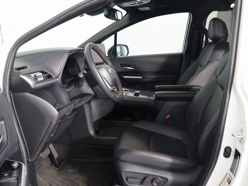 Used 2026 Toyota Sienna XSE FWD image 9