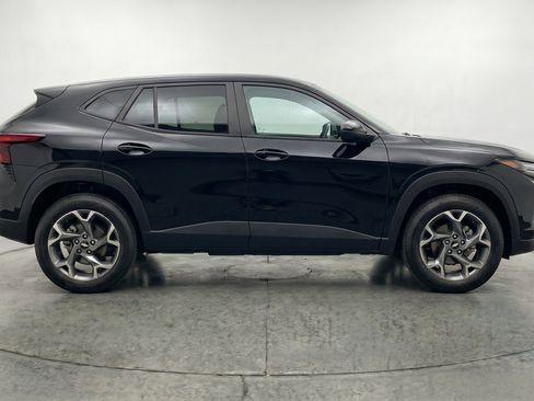 Used 2025 Chevrolet Trax LT w/ LT Convenience Package FWD image 11