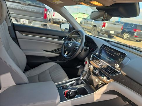 Used 2018 Honda Accord Touring image 18