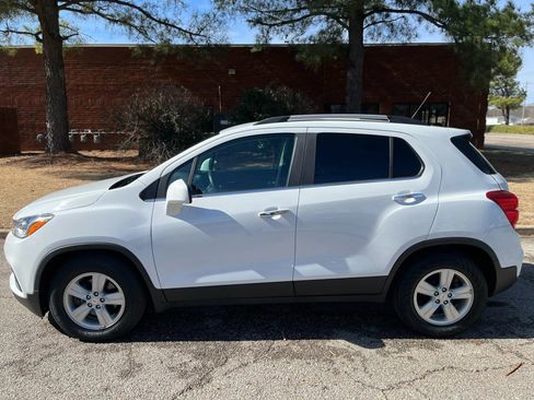 Used 2019 Chevrolet Trax LT w/ LT Convenience Package image 3