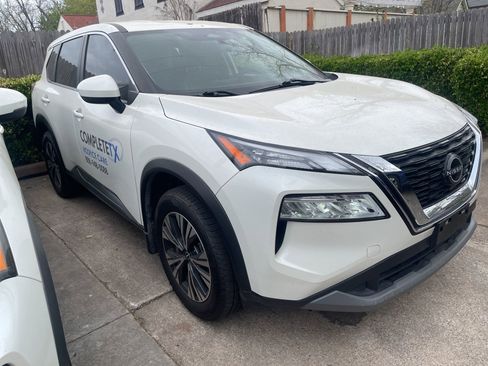 Used 2023 Nissan Rogue SV image 1