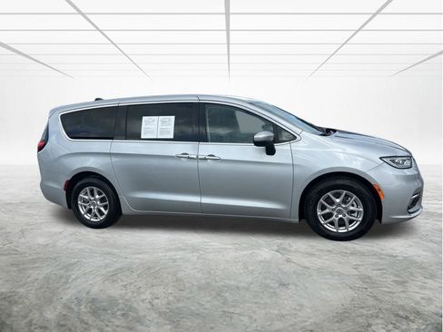 Certified 2023 Chrysler Pacifica Touring-L image 3