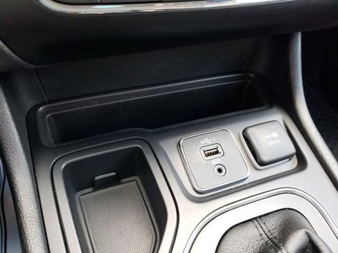 Used 2019 Jeep Cherokee Latitude Plus w/ Cold Weather Group image 26