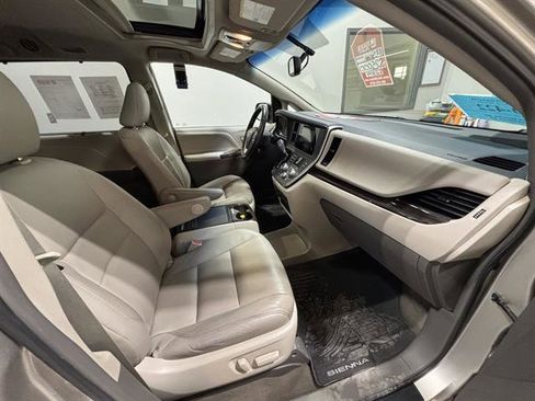 Used 2017 Toyota Sienna XLE w/ XLE Navigation Package image 19