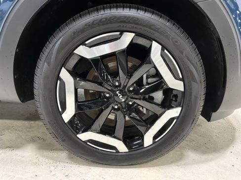 Used 2025 Kia Telluride EX w/ EX Captain's Chair Package AWD/4WD image 11