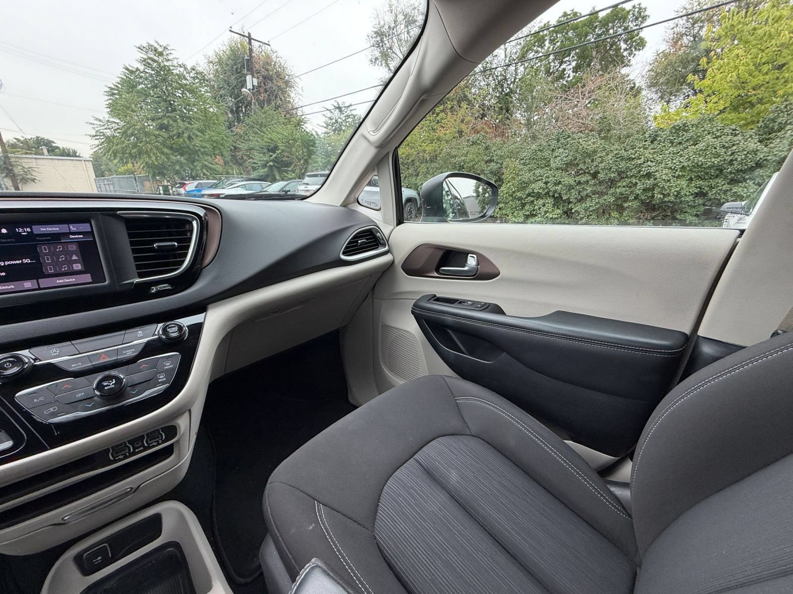 Used 2024 Chrysler Voyager LX FWD image 37