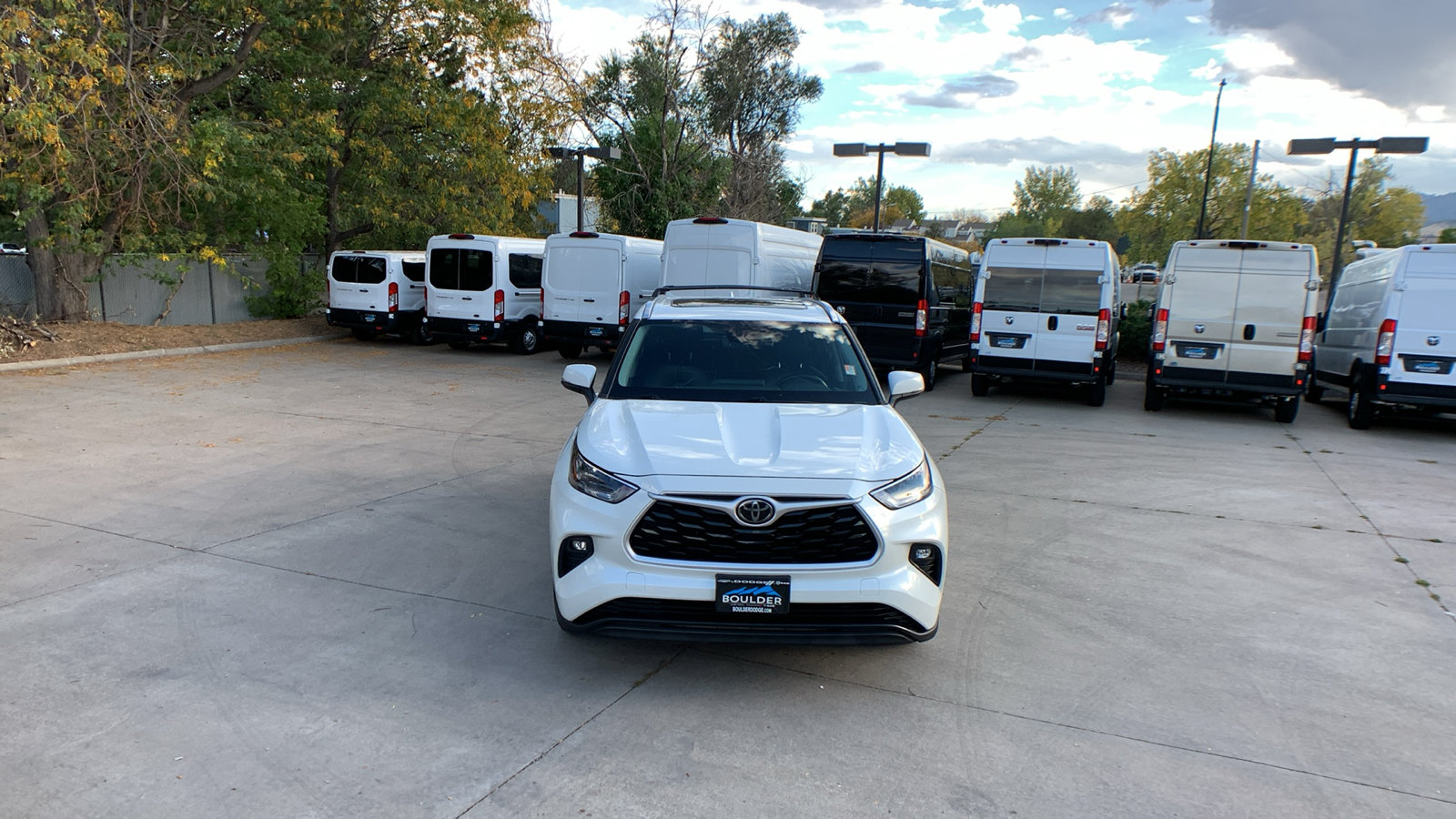 Used 2021 Toyota Highlander XLE AWD/4WD image 6