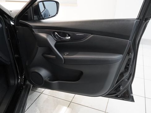 Used 2018 Nissan Rogue SV AWD/4WD image 25