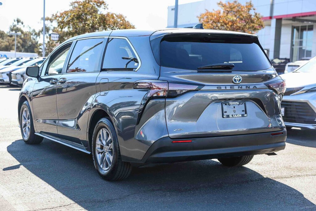 Certified 2025 Toyota Sienna LE FWD image 23