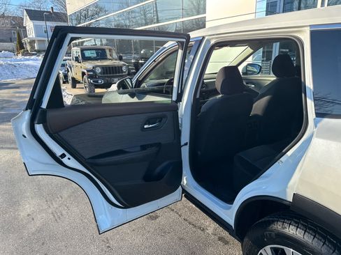 Used 2021 Nissan Rogue SV image 30