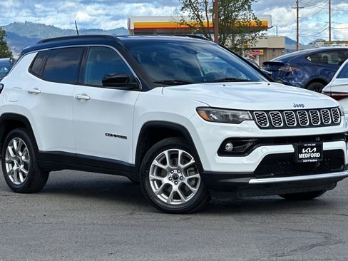 Used 2025 Jeep Compass Limited AWD/4WD image 2