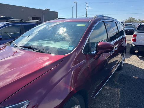 Used 2020 Chrysler Pacifica Touring-L image 15