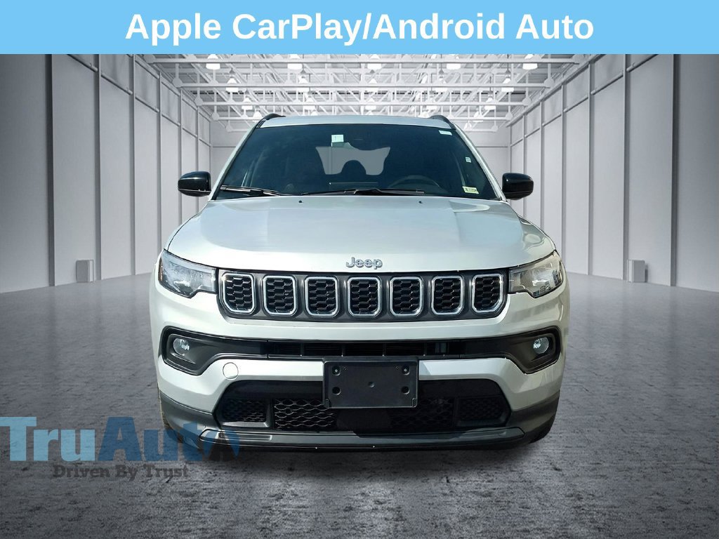 Used 2024 Jeep Compass Latitude AWD/4WD image 2