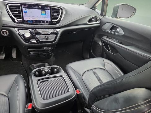 Used 2023 Chrysler Pacifica Touring-L w/ Uconnect Theater Family Group AWD/4WD image 13