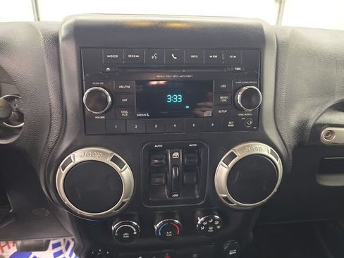 Used 2018 Jeep Wrangler Unlimited Sahara w/ Connectivity Group AWD/4WD image 22