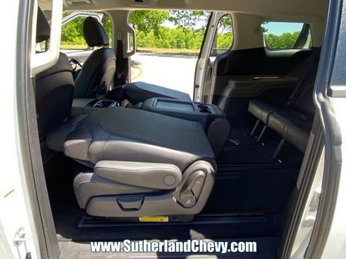 Used 2025 Kia Carnival FWD image 34