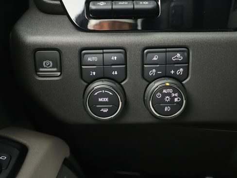 Used 2023 Chevrolet Silverado 1500 ZR2 w/ Technology Package image 10