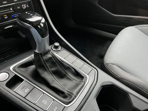 Used 2025 Volkswagen Jetta SE image 41