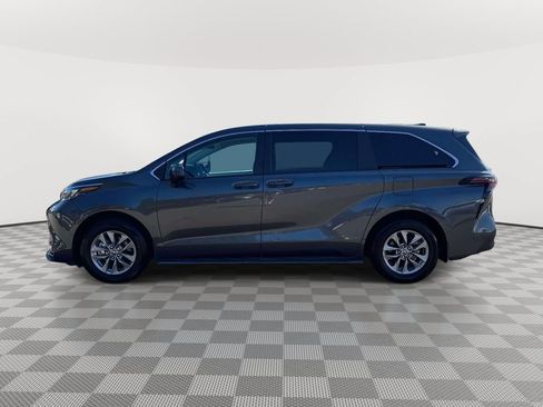 Used 2025 Toyota Sienna LE AWD/4WD image 4