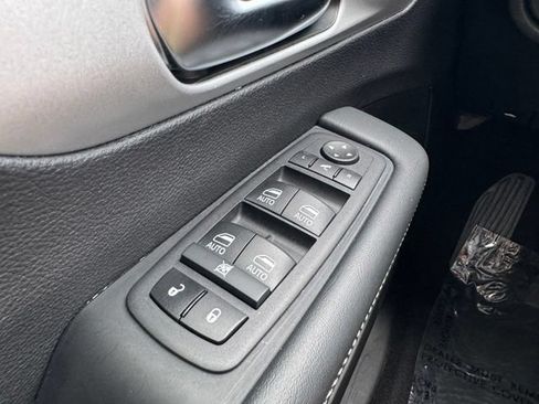 Used 2025 Chrysler Pacifica Limited FWD image 34