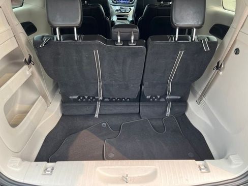 Certified 2024 Chrysler Pacifica Touring-L FWD image 11
