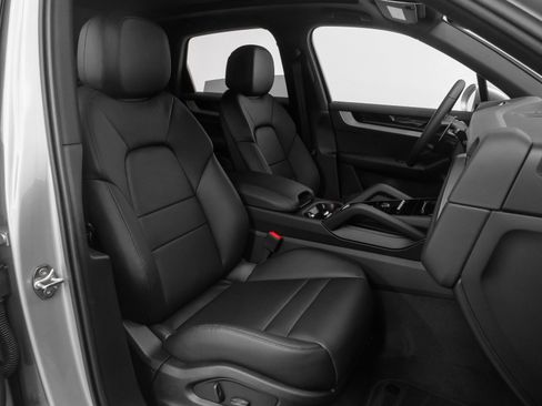 Used 2025 Porsche Cayenne image 19