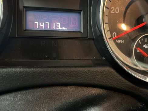 Used 2019 Dodge Grand Caravan SE w/ UConnect Hands-Free Group image 2