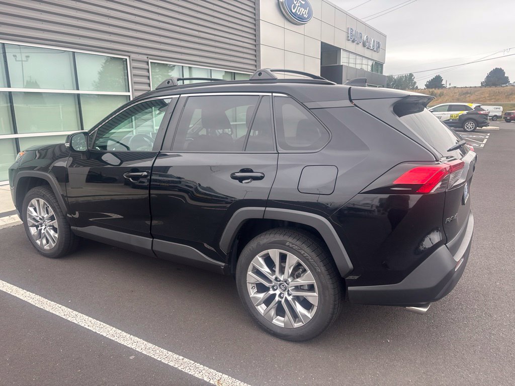 Used 2019 Toyota RAV4 XLE Premium w/ Cold Weather Package AWD/4WD image 8