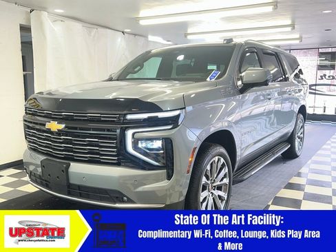 Used 2025 Chevrolet Suburban High Country image 3