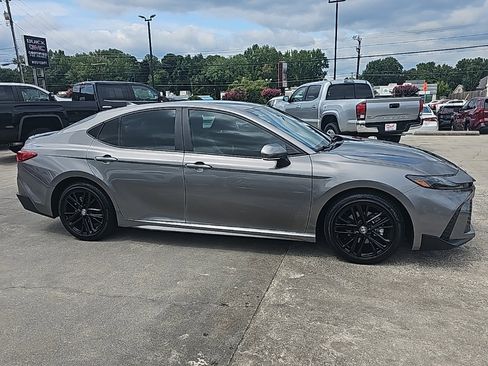 Used 2025 Toyota Camry SE image 2