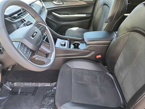 Used 2025 Jeep Grand Cherokee Altitude AWD/4WD image 15