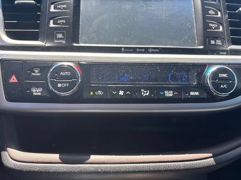 Used 2018 Toyota Highlander Limited Platinum w/ Carpet Mat Package (TMS) AWD/4WD image 29
