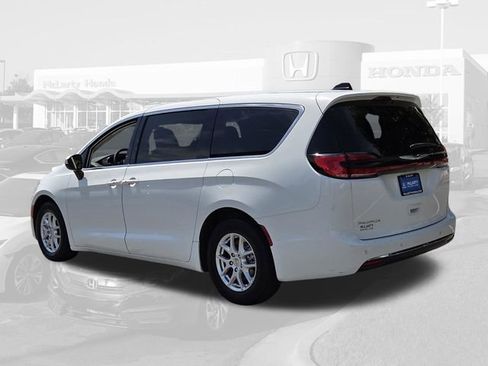 Used 2023 Chrysler Pacifica Touring-L FWD image 3