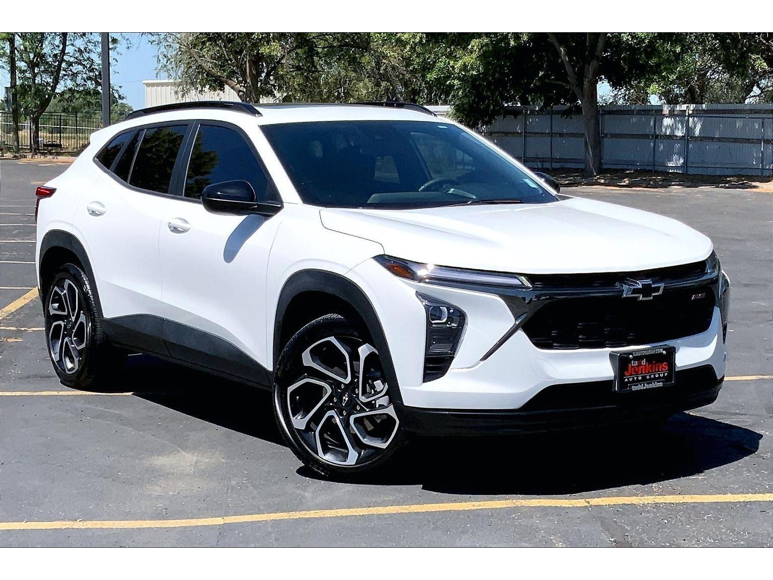Used 2024 Chevrolet Trax RS w/ Sunroof Package FWD image 2