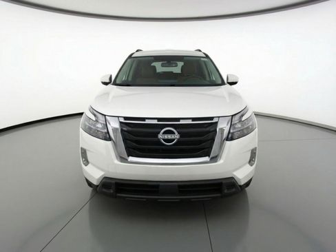 Used 2025 Nissan Pathfinder SV image 2