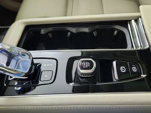New 2026 Volvo XC90 T8 Ultra w/ Protection Package AWD/4WD image 17
