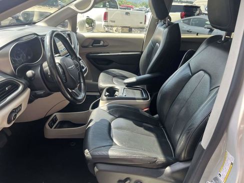 Used 2021 Chrysler Pacifica Touring-L FWD image 16