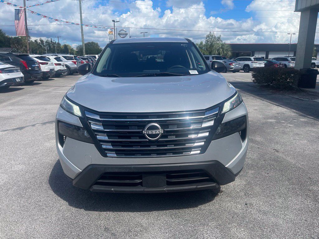 Used 2024 Nissan Rogue S FWD image 3