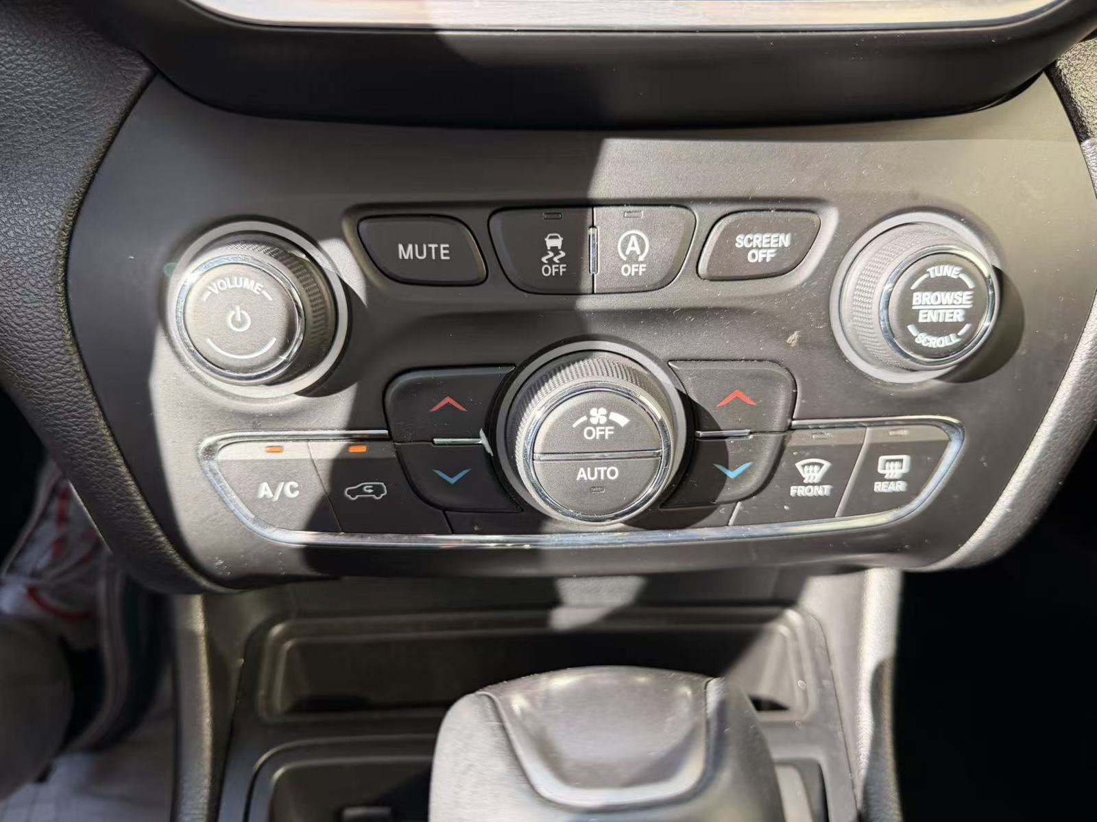 Used 2019 Jeep Cherokee Limited FWD image 14