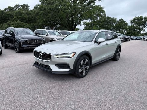 Used 2020 Volvo V60 T5 Cross Country AWD/4WD image 2